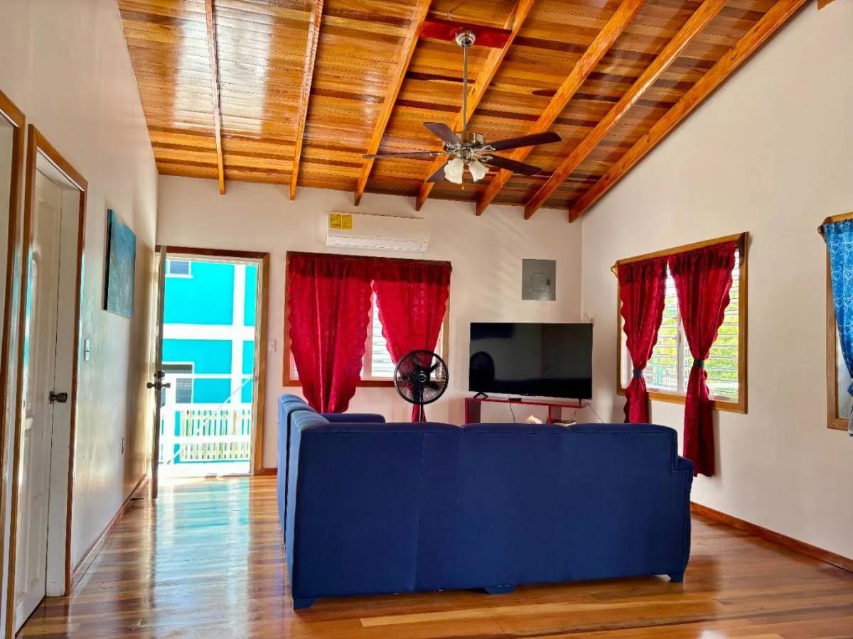 Charming 2 Bedroom Home By the Sea – South Caye Caulker - Photo 8