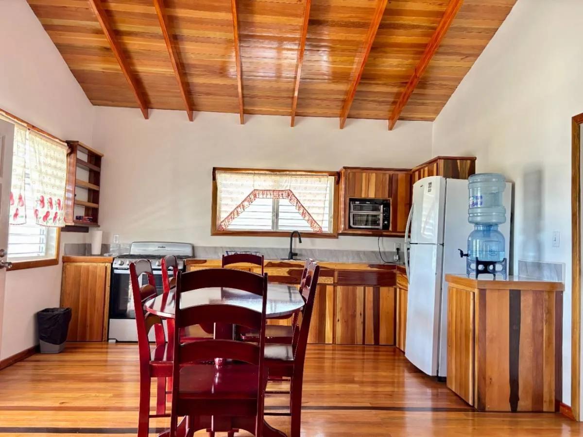 Charming 2 Bedroom Home By the Sea – South Caye Caulker - Photo 4