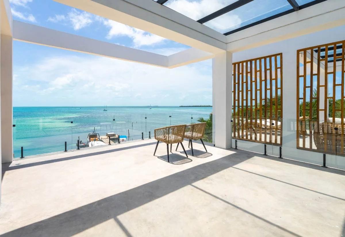 Luxury Beachfront Villa & Income-Producing Property in Caye Caulker - Photo 3