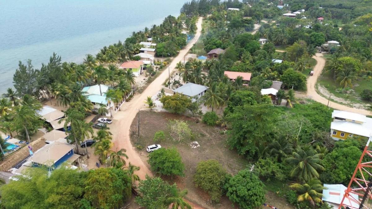 Available for sale, 3 lots footsteps to the warm water of the Caribbean Sea and ready for building - Photo 2