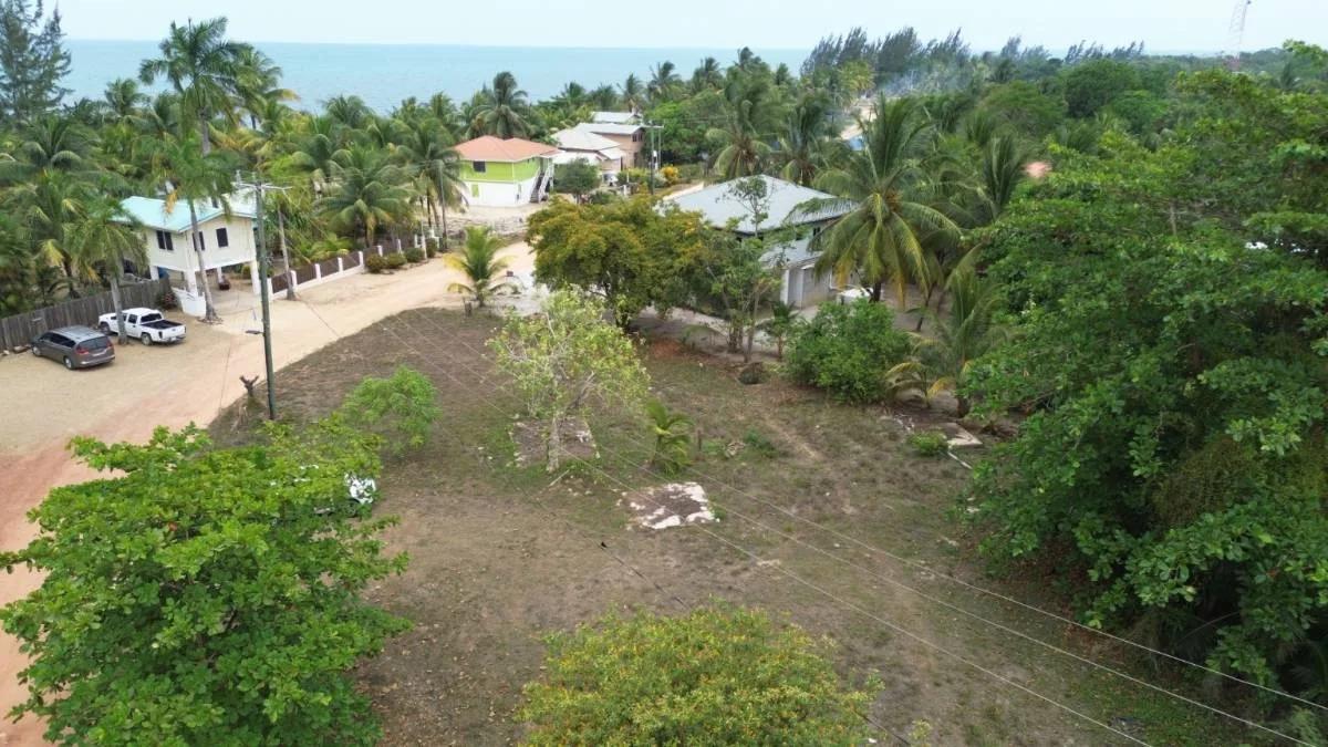 Available for sale, 3 lots footsteps to the warm water of the Caribbean Sea and ready for building - Photo 3