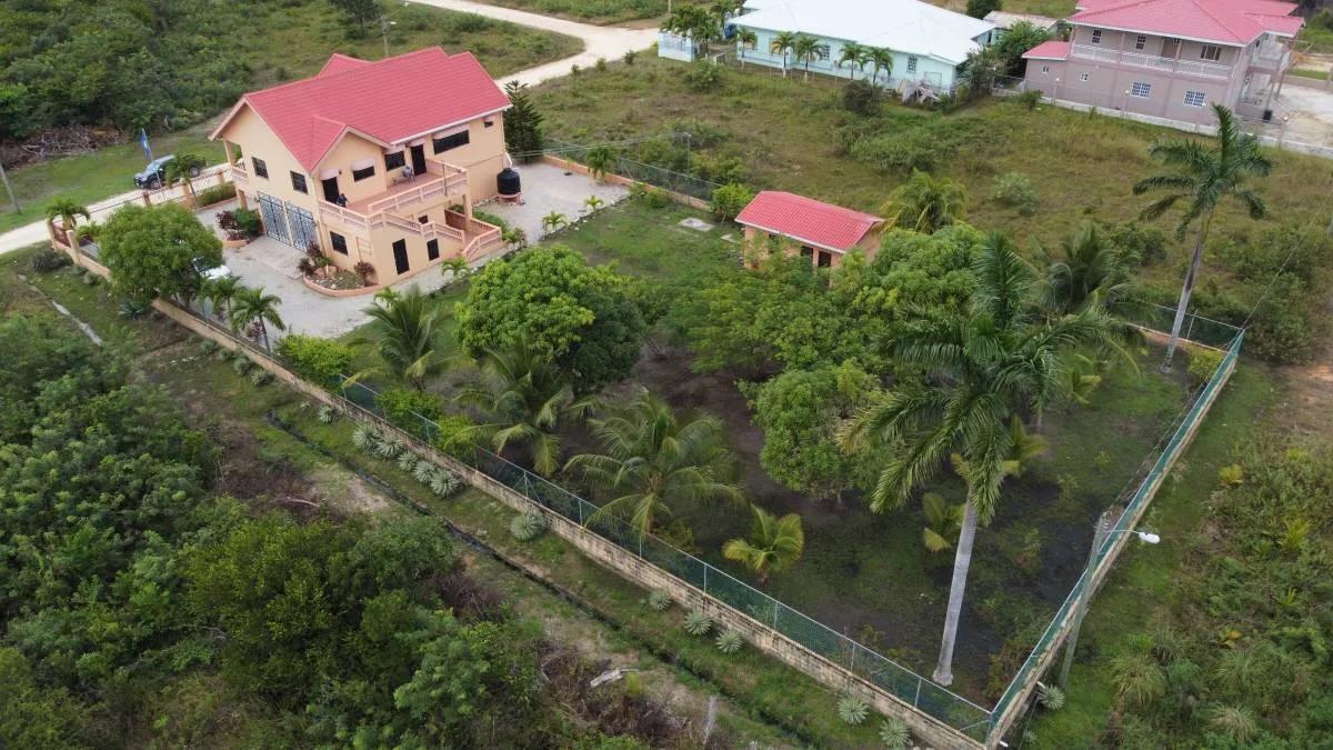 Family home in Lake Gardens - Photo 3